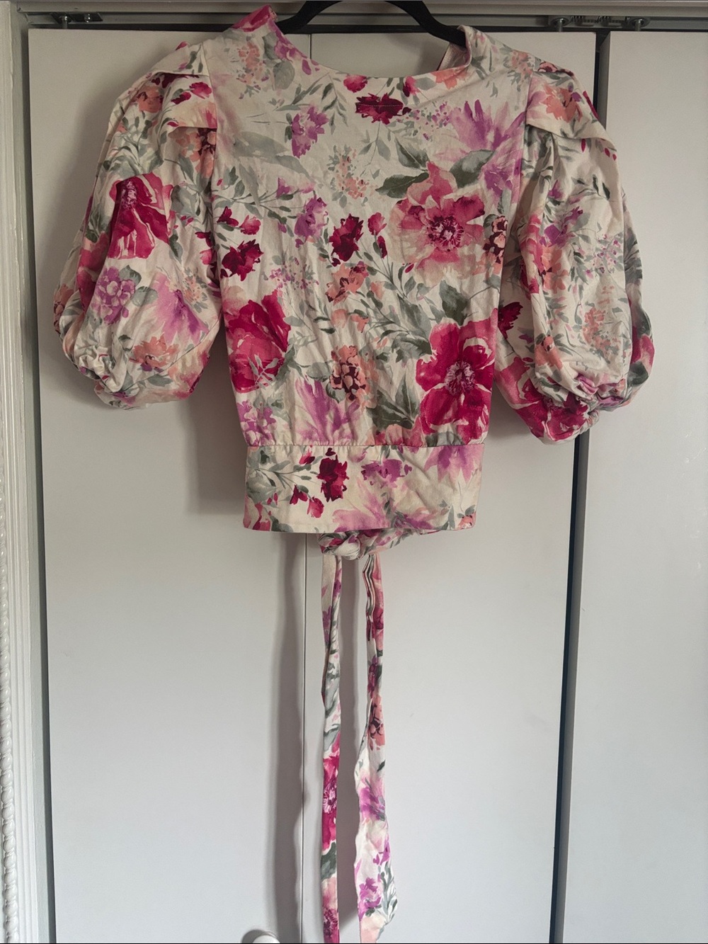 Express Floral Puff-Sleeve Tie-Back Crop Top - Cream & Pink